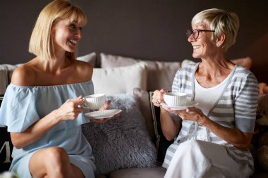 Kadınlar bir fincan kahve ile sohbet 