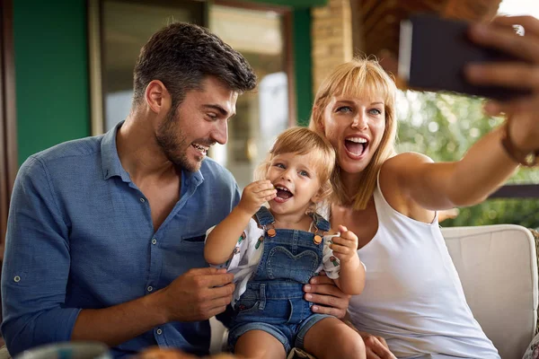 Familie fotografiert auf der Terrasse — Stockfoto