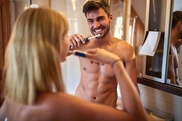 Hombre mostrando sus dientes limpios a la mujer — Foto de Stock