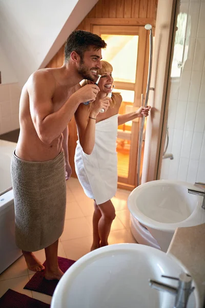 Masculino y hembra lavando dientes juntos — Foto de Stock