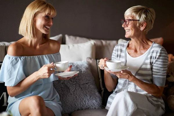 Frauen plaudern bei Tasse Kaffee — Stockfoto