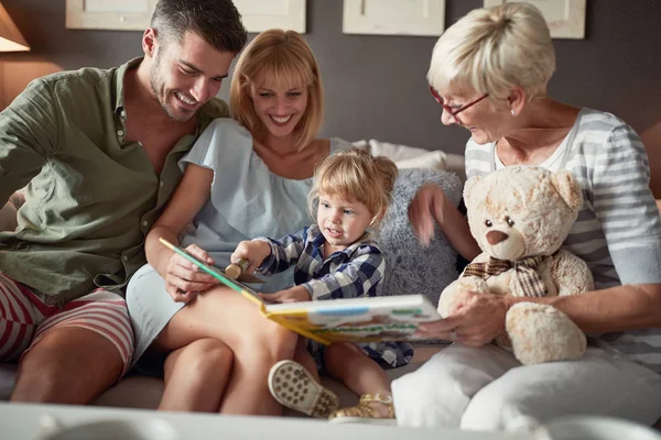 Familia con niño disfrutando en visita a la abuela — Foto de Stock