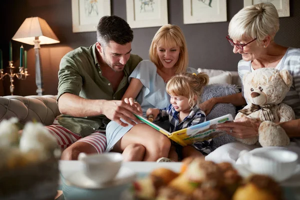 Föräldrar med barn och mormor tillsammans — Stockfoto