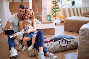 anne-baba ve kızı yeni evde eğlenmek ve selfie çekmek