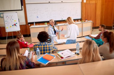 öğrenci ile eğitim sınıfında öğretim görevlisi