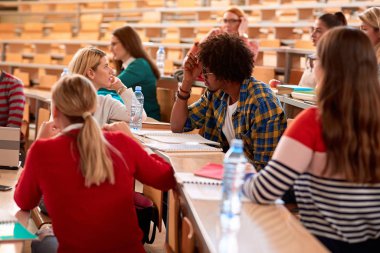 Üniversitegenç öğrencilerinin birlikte öğrenme grubu