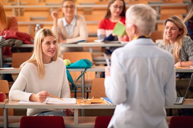 Genç kız sınıfta bir ders dinler