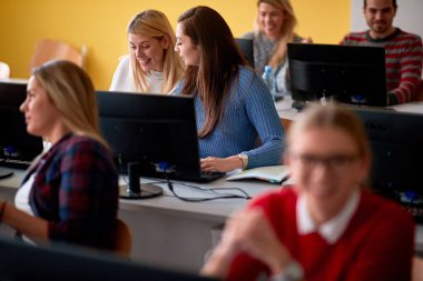 modern colleg konferans salonunda eğlenen ve gülümseyen öğrenciler