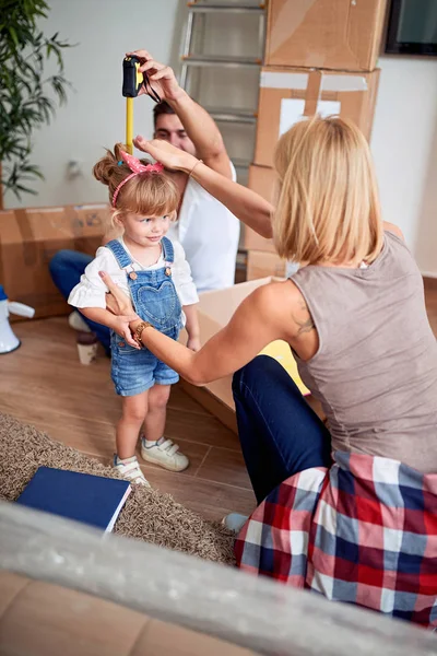 Jeune famille après avoir acheté une nouvelle maison amusez-vous avec l'enfant — Photo