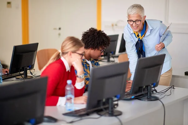 Klas met studenten op computer op universiteitscampus — Stockfoto