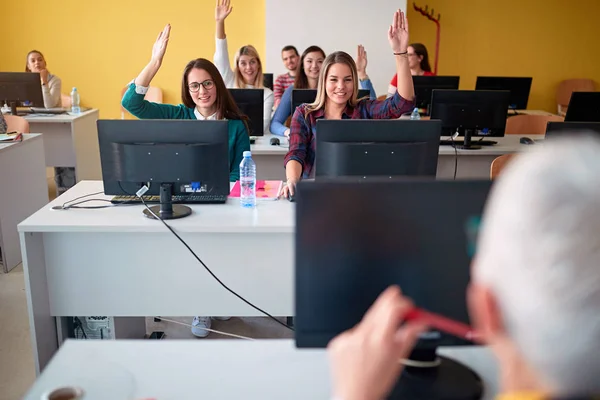 Uczeń na wykład na temat badań podnieść rękę — Zdjęcie stockowe