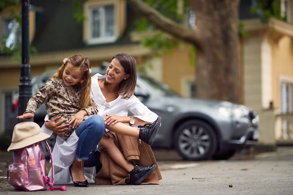 Mama i córka w pobliżu szkoły zabawy — Zdjęcie stockowe