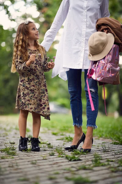 Flicka som går med sin mamma efter skolan — Stockfoto