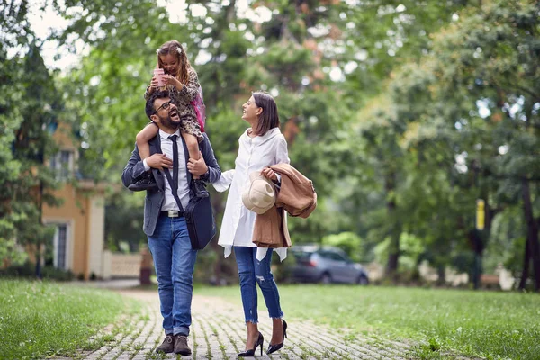 Familj som vandrarhem efter första skoldagen — Stockfoto