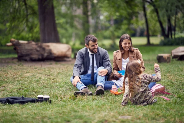Šťastná rodina má v parku piknik po škole — Stock fotografie