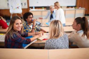 universit tarihinde sınıfta öğretim görevlisi dinleyen öğrenciler