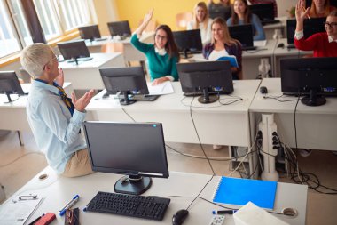bilgisayar da üniversite kampüsünde ders sırasında profesör
