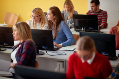 ders hal eğlenceli ve gülümseyen öğrenciler