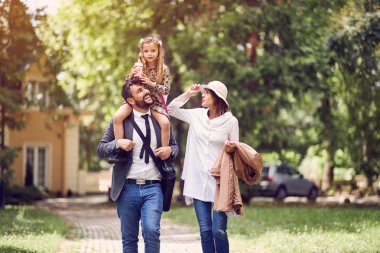 okuldan sonra kızları ile veli birlikte eğlenin