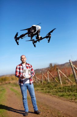 Erkek yerden drone yönetmek