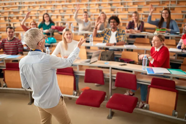 Professor hält Vorlesung vor einer multiethnischen Studentenschaft — Stockfoto