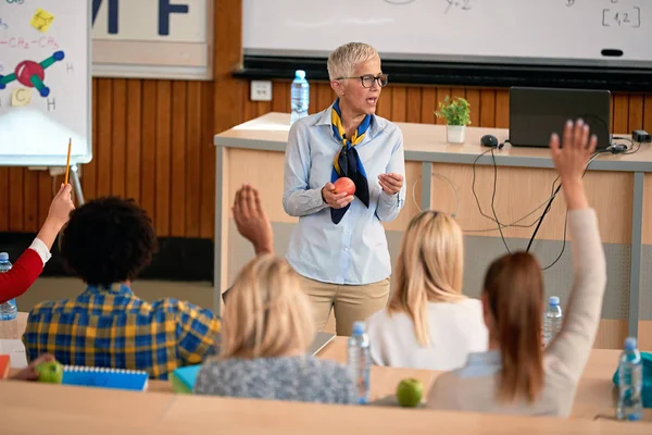 Docent universitaire discussie met student — Stockfoto