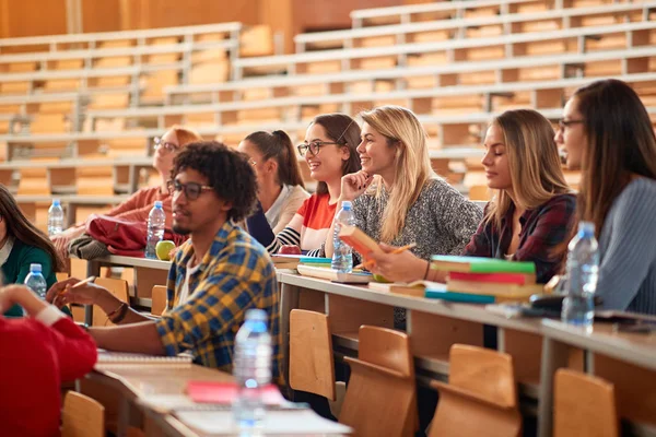 Grupo diverso de estudantes que estudam juntos na faculdade em auditório — Fotografia de Stock