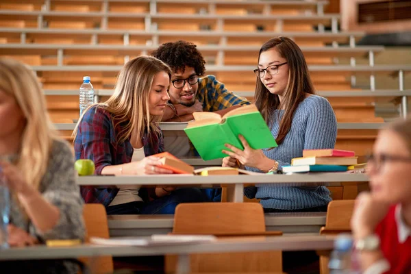 Estudantes discussão e escrita juntos na faculdade — Fotografia de Stock