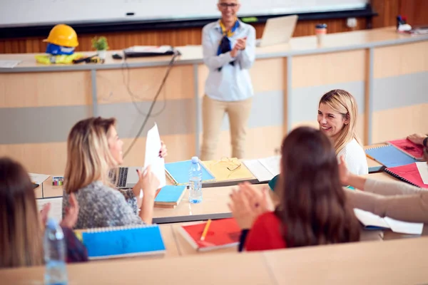 Studenti sorridenti in un esame in classe — Foto Stock