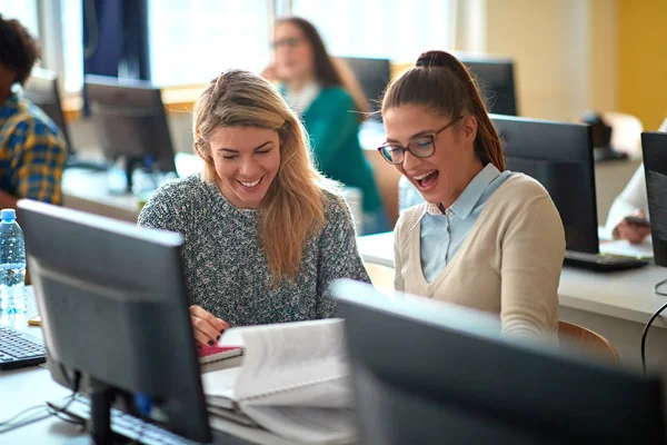 Atelier informatique à l'université. Happy Girl en classe avec calcul — Photo