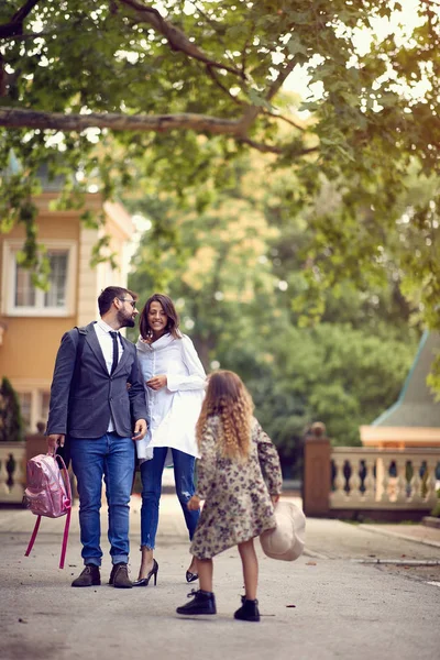 Förälder och elev ha kul i parken efter Schoo — Stockfoto