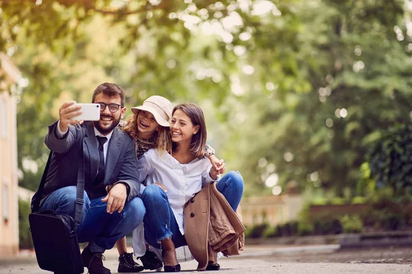 Föräldrar med sin dotter efter skolan gör ett foto — Stockfoto