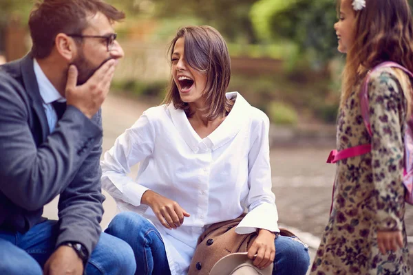 Föräldrar med sin dotter efter skolan — Stockfoto