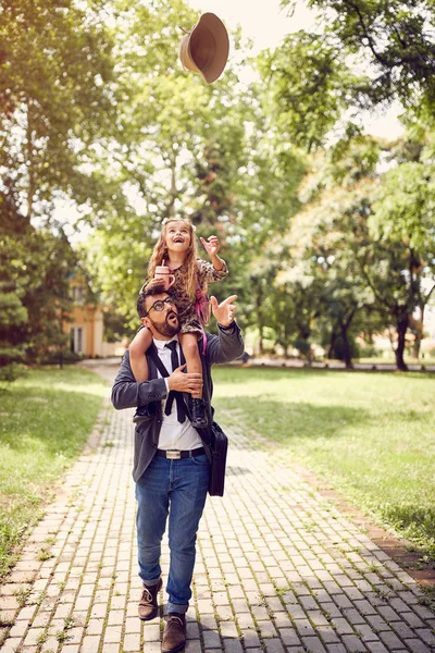 Pappa med sin dotter efter skolan har kul — Stockfoto
