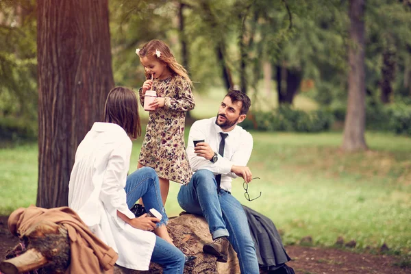 Mutlu aile eğlenceli zaman togethe harcama — Stok fotoğraf