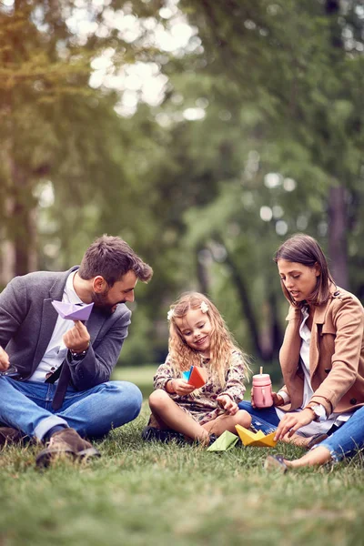 Dotter med sin verksamhet mor och far sittande och urval — Stockfoto