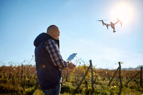 Ember kezeli drone az égen — Stock Fotó