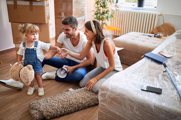 Couple packing moving boxes, ready for move out with their child — Stock Photo, Image