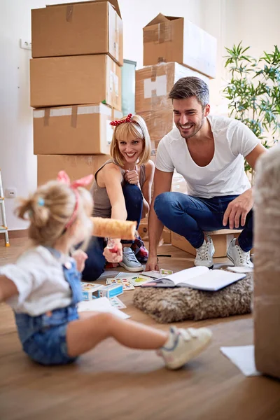 Familj njuter i nytt hus med dotter — Stockfoto