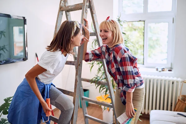 Lesbian couple woman in moving in new hous — Stock Photo, Image