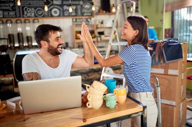 Kafe sahibi yeni kahve dükkanını açtı