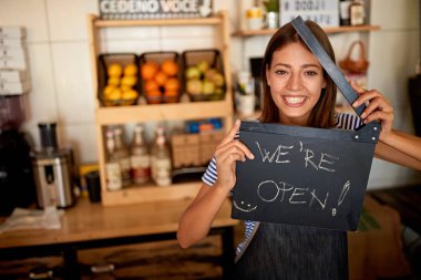 Açık Tabela tutan kadın barista. kadın onun mağaza açma