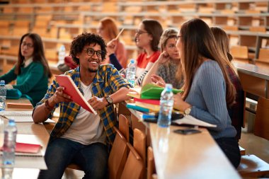 Öğrenciler Kampüsünde Okuyan Farklı Kişiler