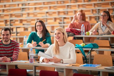 Üniversite eğitimi üzerine Genç Üniversite öğrencileri