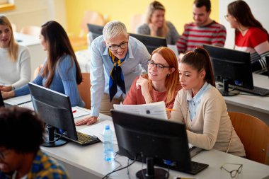 öğretim görevlisi üniversite projesinde kız öğrencilere yardımcı