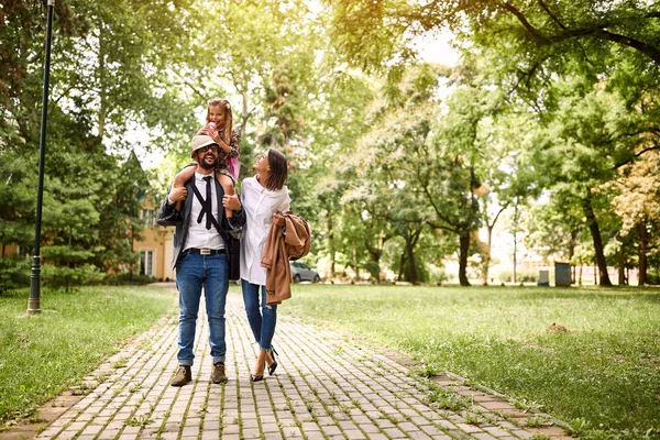 Anne ve baba okuldan sonra kızları ile — Stok fotoğraf