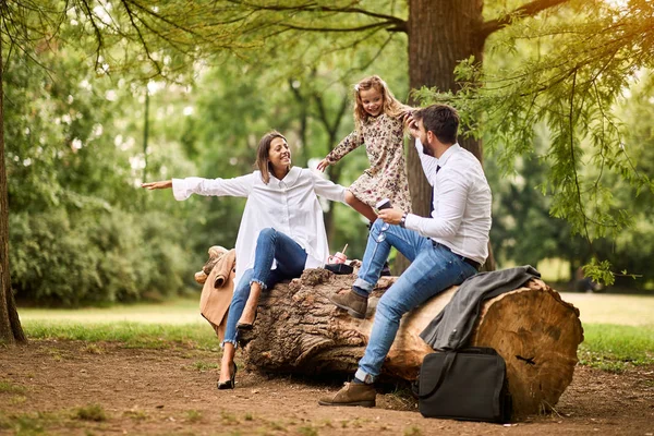 Família depois da escola se divertir juntos no parque — Fotografia de Stock