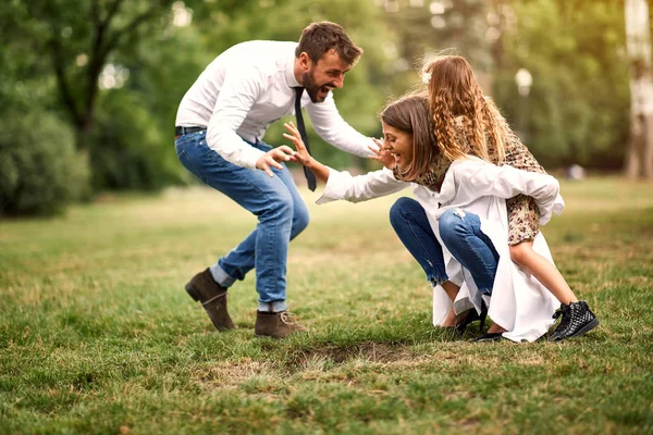 Förälder med sin dotter efter skolan ha kul tillsammans utomhus — Stockfoto