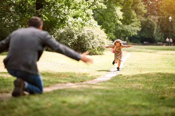 Kız öğrenci okuldan sonra ona sarılmak için baba ya koşuyor — Stok fotoğraf