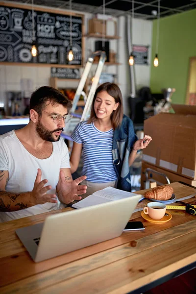 Mann und Frau als Geschäftspartner mit Laptop — Stockfoto